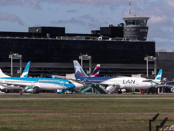 AME7245. BUENOS AIRES (ARGENTINA), 17/06/2020. Un avión de la empresa Latam estacionado a causa de la cuarentena obligatoria por el COVID-19, el 14 de abril de 2020 en Buenos Aires (Argentina). La filial en Argentina de la aerolínea Latam anunció este miércoles el cese de sus operaciones "por tiempo indeterminado", debido a que "con las actuales condiciones de la industria local", agravadas por la pandemia del coronavirus, no se visualiza "la viabilidad de un proyecto sustentable". EFE/Juan Ignacio Roncoroni