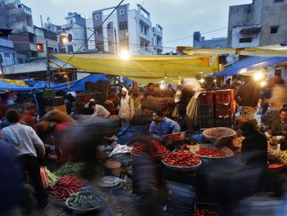 Um mercado de verduras, na cidade de Déli.