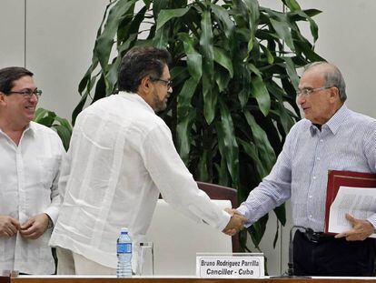 Iván Márquez e De la Calle, após assinatura do novo acordo de paz.