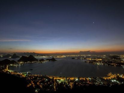 Vista noturna do Rio de Janeiro. 