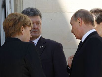 Putin e Poroshenko conversam diante de Angela Merkel.