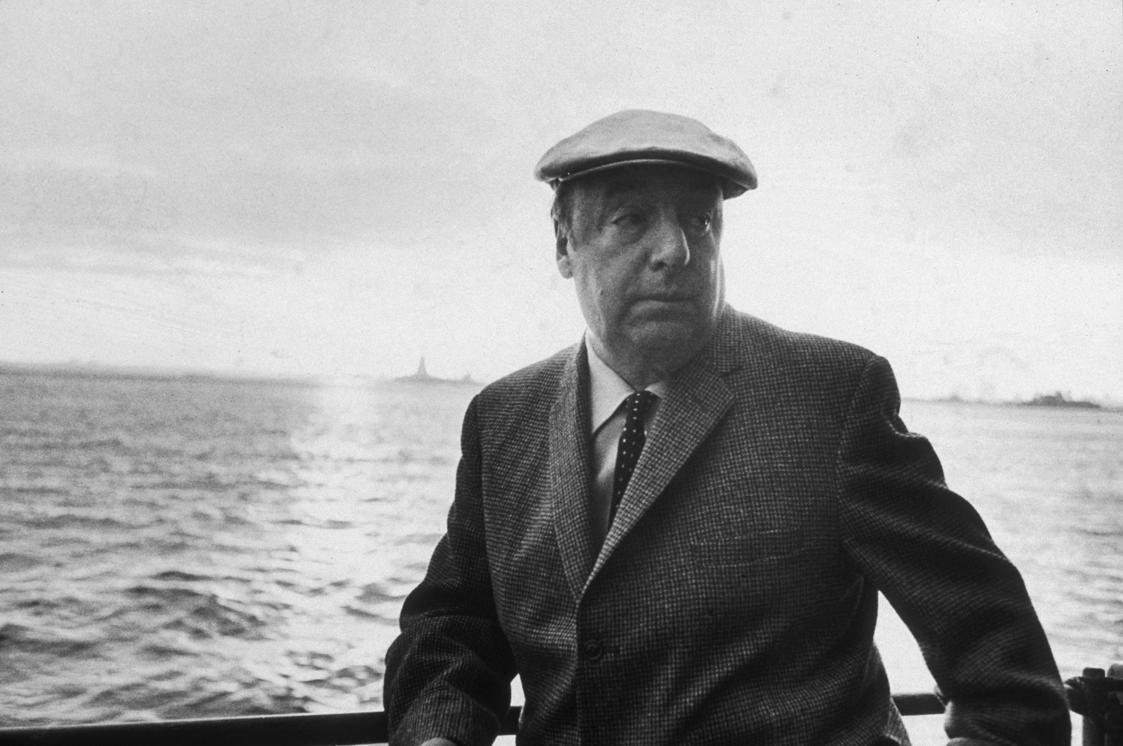 O poeta chileno Pablo Neruda apoiado em um barco durante a 34ª excursão anual do PEN pela cidade de Nova York em 1966.