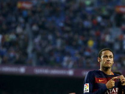 Neymar aponta para o escudo do Barcelona.