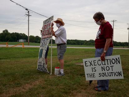 Protesto contra a execução de um réu com injeção letal, em julho, diante da prisão de Terre Haute, no Estado de Indiana