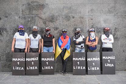 Com lenços e placas, "Mães da primeira linha" se concentram em Bogotá.