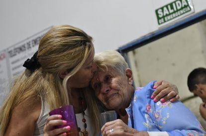 Lourdes, de 43 anos, e sua mãe biológica, Nélida Soria, de 82, se beijam após seu reencontro, na província de Entre Ríos. Elas passaram quatro décadas separadas e se reencontraram graças a uma abertura parcial do Banco Nacional de Dados Genéticos.