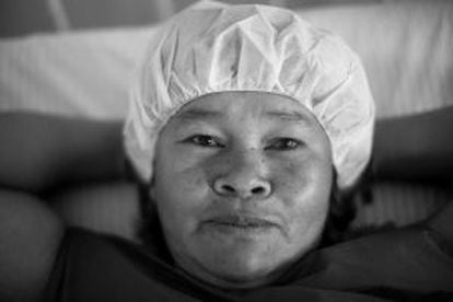 Janete Rewa'to Wa'ane, de 25 anos, aguarda para ser operada.