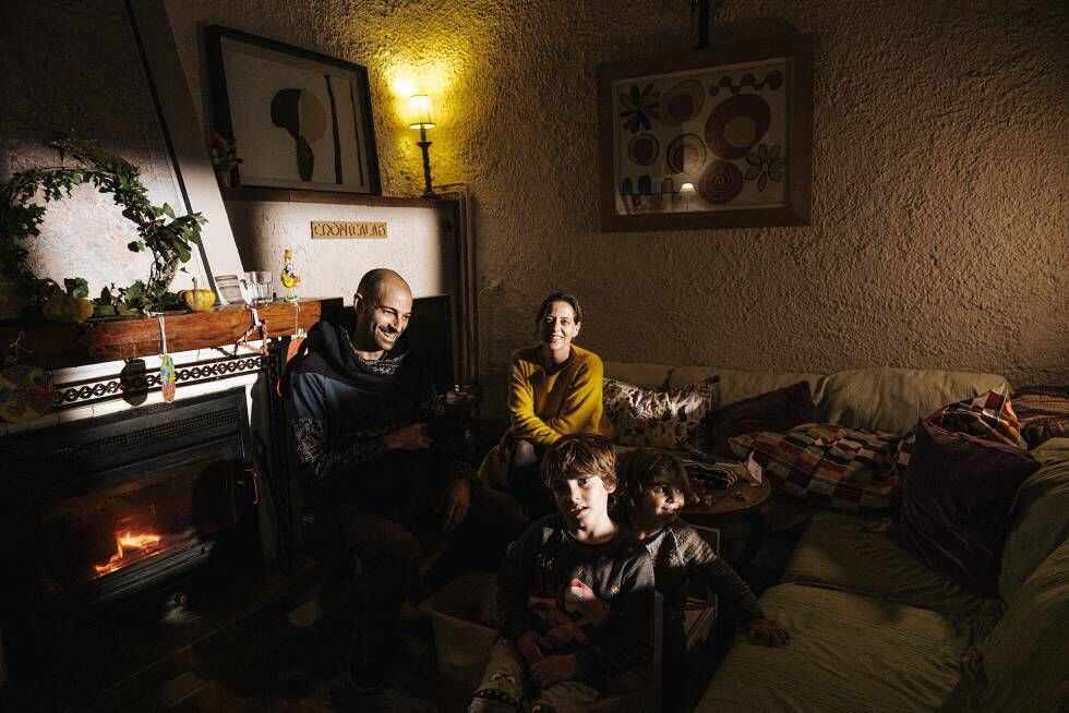 Julio Albarrán e Ana Moreno com seus filhos Tomé e Carola em Arboleya.
