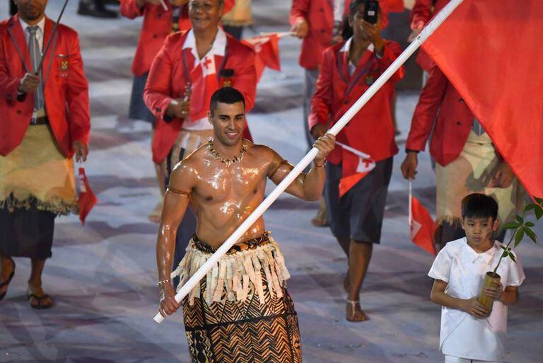 O torso besuntado do porta-bandeira de Tonga, o atleta Pita Taukatofua, o transformou em alvo de memes.