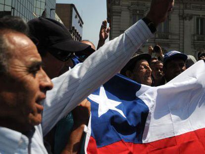 Grupo de chilenos durante protesto, em Santiago do Chile.