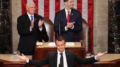 O presidente francês, Emmanuel Macron, é aplaudido no Congresso. Atrás, à esquerda, o vice-presidente dos EUA, Mike Pence, e o líder do Congresso, Paul Ryan