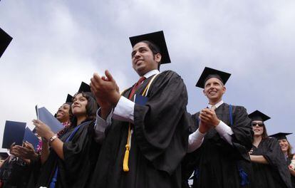 Estudantes aplaudem durante o ato de graduación na Universidad Pepperdine de Malibú (Califórnia, EUA).