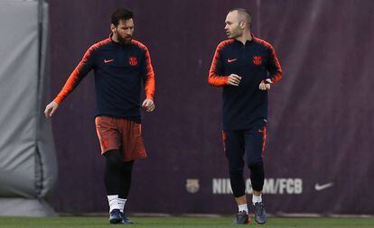 Messi e Iniesta se preparam para o jogo contra o Real Madrid.