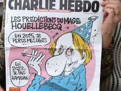 Último número da revista, publicado em 7 de janeiro, com uma caricatura do escritor Michel Houellebecq.