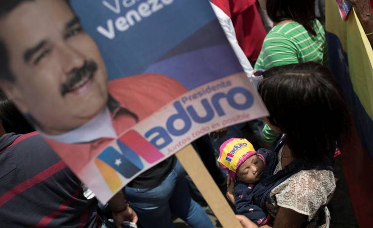 Cartaz de Maduro num comício em Caracas.