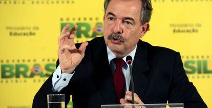 Mercadante fala à imprensa.