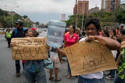 Moradores protestam em Caracas contra a escassez de água.