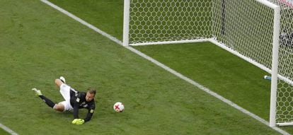 Leno falha no primeiro gol da Austrália.