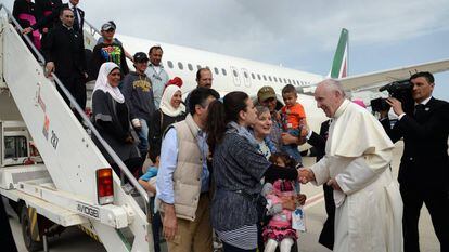 O Papa despede-se em Roma do grupo de refugiados aos que trouxe em seu avião desde a ilha de Lesbos.
