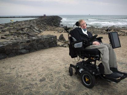 Hawking em uma praia das ilhas Canárias, na Espanha, em 2015.