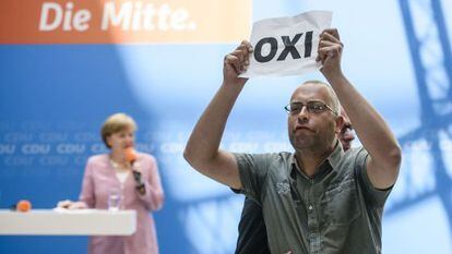 Partidário do não interrompe discurso de Merkel semana passada.