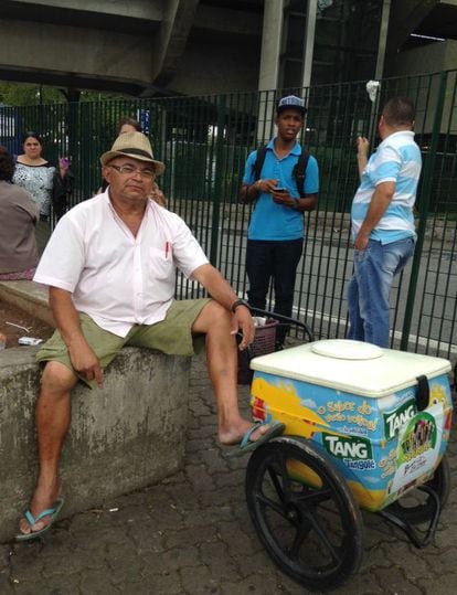 Antônio Souza passou a vender picolé depois de perder o emprego este ano