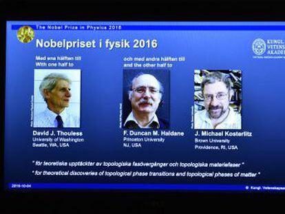 David Thouless, Duncan Haldane e Michael Kosterlitz recebem a premiação da Real Academia Sueca de Ciências