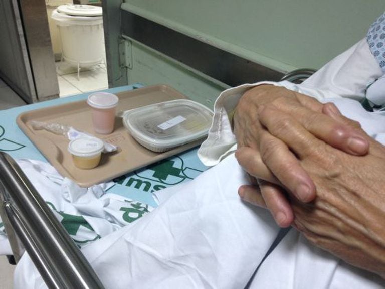 Até mesmo as refeições são servidas no corredor do hospital. / T.B