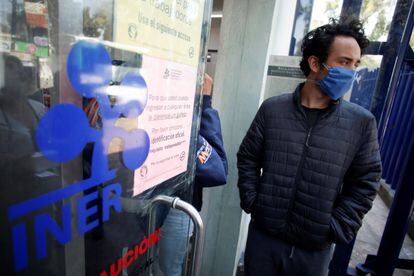 Pessoas usam máscaras faciais na fila de espera do Instituto Nacional de Doenças Respiratórias na Cidade do México.