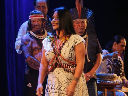 A cantora Djuena Tikuna durante a abertura do Sonora Brasil.