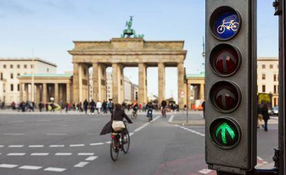 Semáforo para ciclistas ao lado da Porta de Brandemburgo, em Berlim.