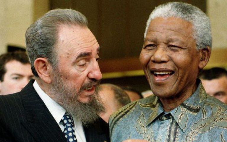 Castro e Mandela na visita oficial do estadista africano a Cuba, em 1998.