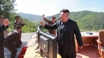 Kim Jong-un celebra o lan&ccedil;amento do m&iacute;ssil Hwasong-14.