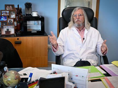 Didier Raoult, em seu escritório do Instituto Hospitalar Universitário de Marselha.