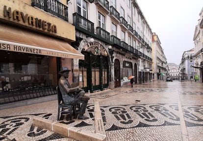 Estátua de Fernando Pessoa na rua Garrett, em Lisboa.