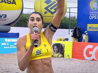 Carol Solberg gritou “Fora Bolsonaro” após uma partida de vôlei de praia.