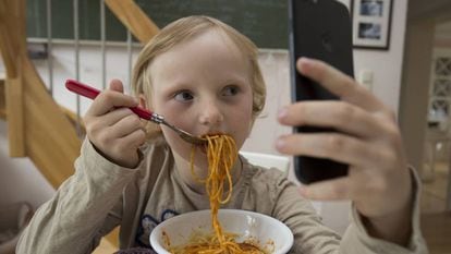 Assistir desenhos no celular ao comer é prática cada vez mais comum entre crianças