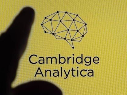 A logo da Cambridge Analytica na tela de um iPhone.