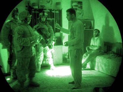 Marines norte-americanos interrogam um iraquiano em uma operação de busca de insurgentes.