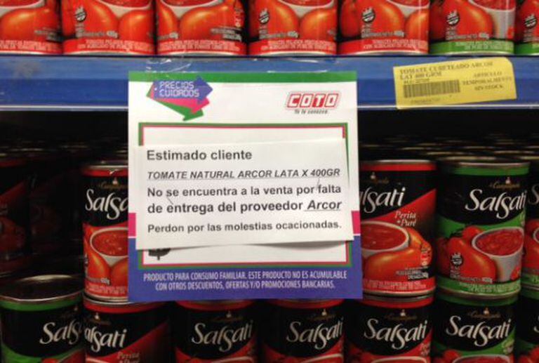 Aviso aos clientes sobre a falta de produto em uma prateleira.