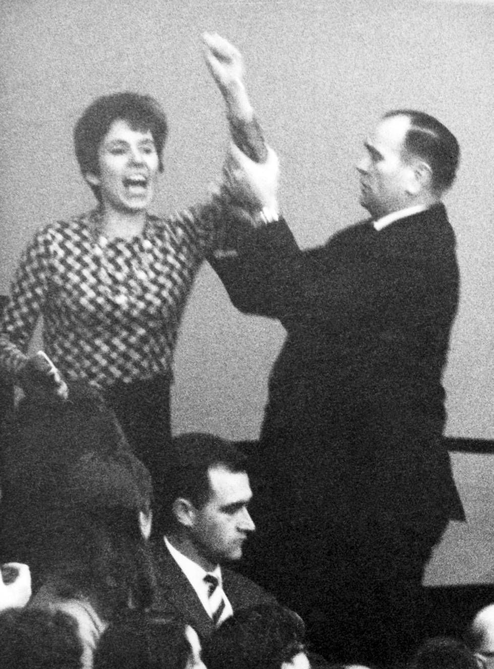 A jovem Beate é contida após esbofetear o ex-dirigente nazista e chanceler alemão Kurt Georg Kiesinger em Berlim, em 1968.