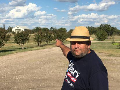 Charles Pace, o pregador que mora na fazenda dos davidianos em Waco, mostra o lugar da tragédia de 1993
