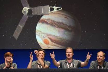Equipe da NASA comemora a chegada de ‘Juno’ a Júpiter.
