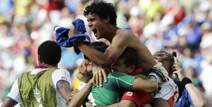 Os jogadores da Costa Rica abraçam Navas, após a classificação para as oitavas de final.