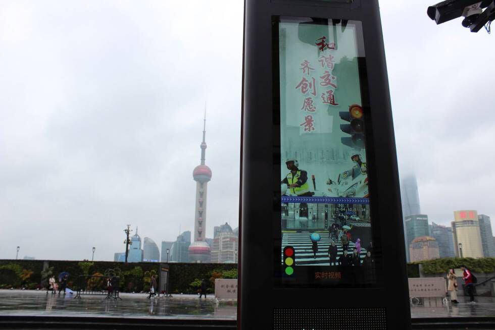 Sistema de vigilância 'inteligente' na China. No painel é mostrado o rosto das pessoas que não atravessam na faixa. 