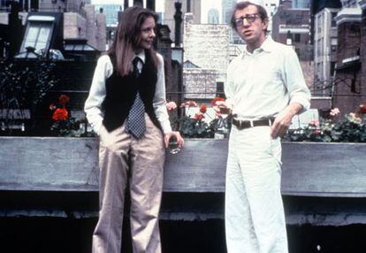 Diane Keaton e Woody Allen, em uma cena do filme que foi renomeado para o português como 'Noivo Neurótico, Noiva Nervosa'.