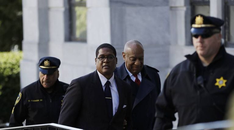 Bill Cosby entrando aos tribunais nesta quinta-feira para conhecer a sentença de seu caso.