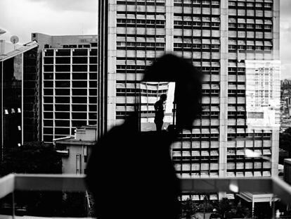 'Reflexo em uma janela de Altamira' (Caracas), do fotógrafo Christopher Anderson.