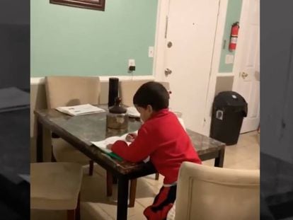 Em vídeo, menino de seis anos pede a Alexa que faça a lição de casa.