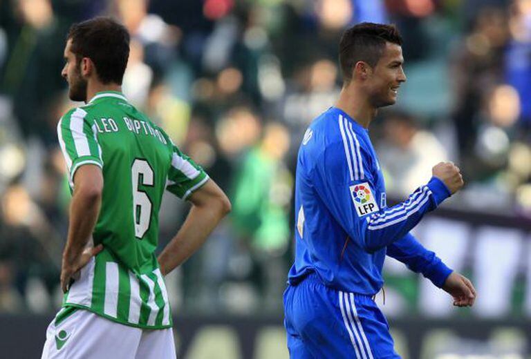 Cristiano celebra seu gol diante de um Baptistao desolado.